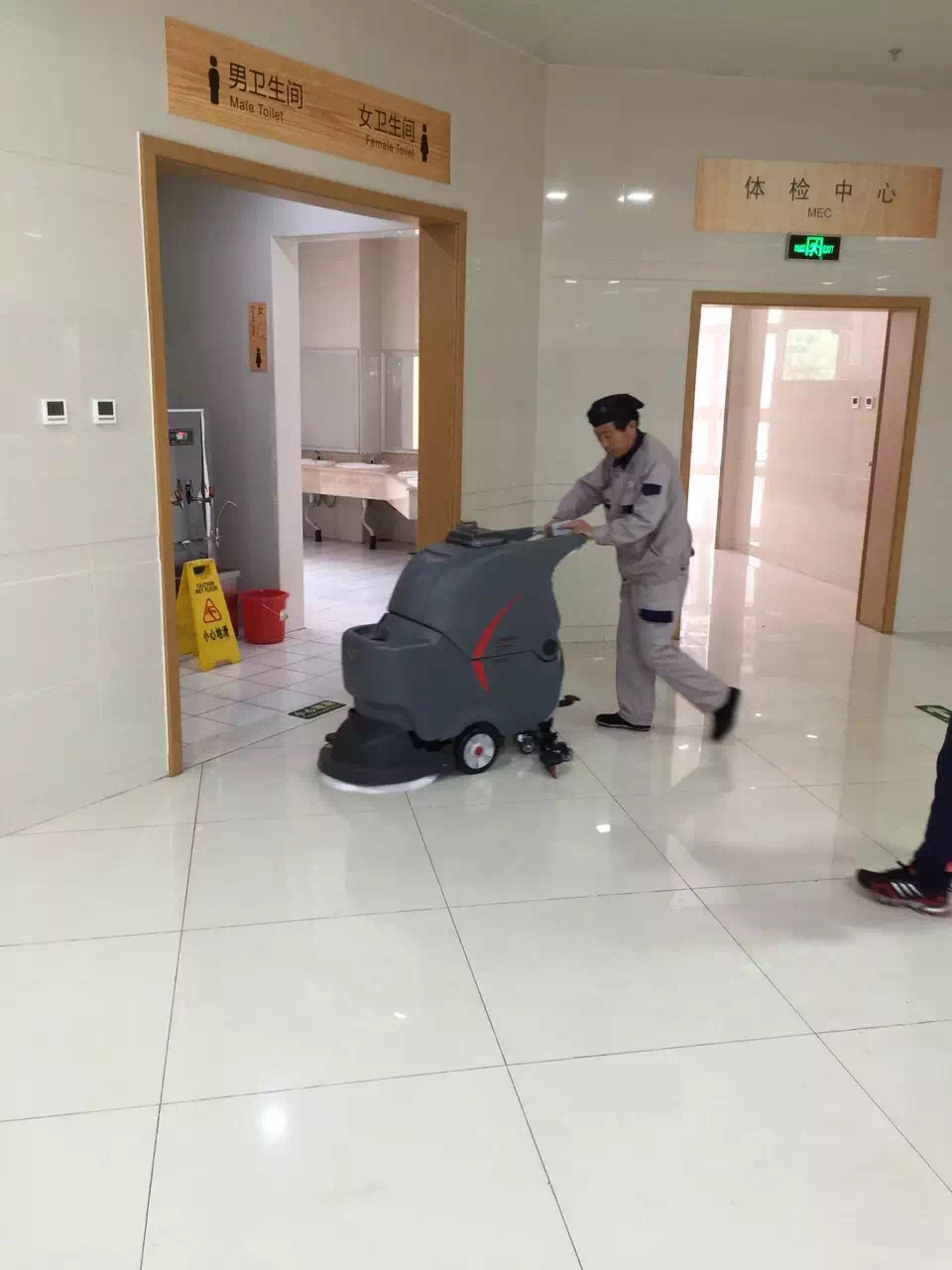 醫(yī)院應該選擇什么樣的洗地機？